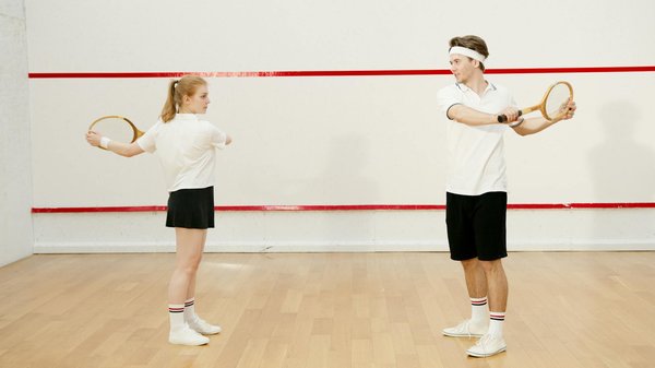 Quels exercices de renforcement des quadriceps sont les plus efficaces pour les athlètes pratiquant le squash?